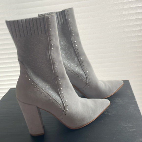 Dolce Vita Silver Ankle Bootie Boots Studded Chunky Heel Suede Leather Size 7.5 - Picture 15 of 15